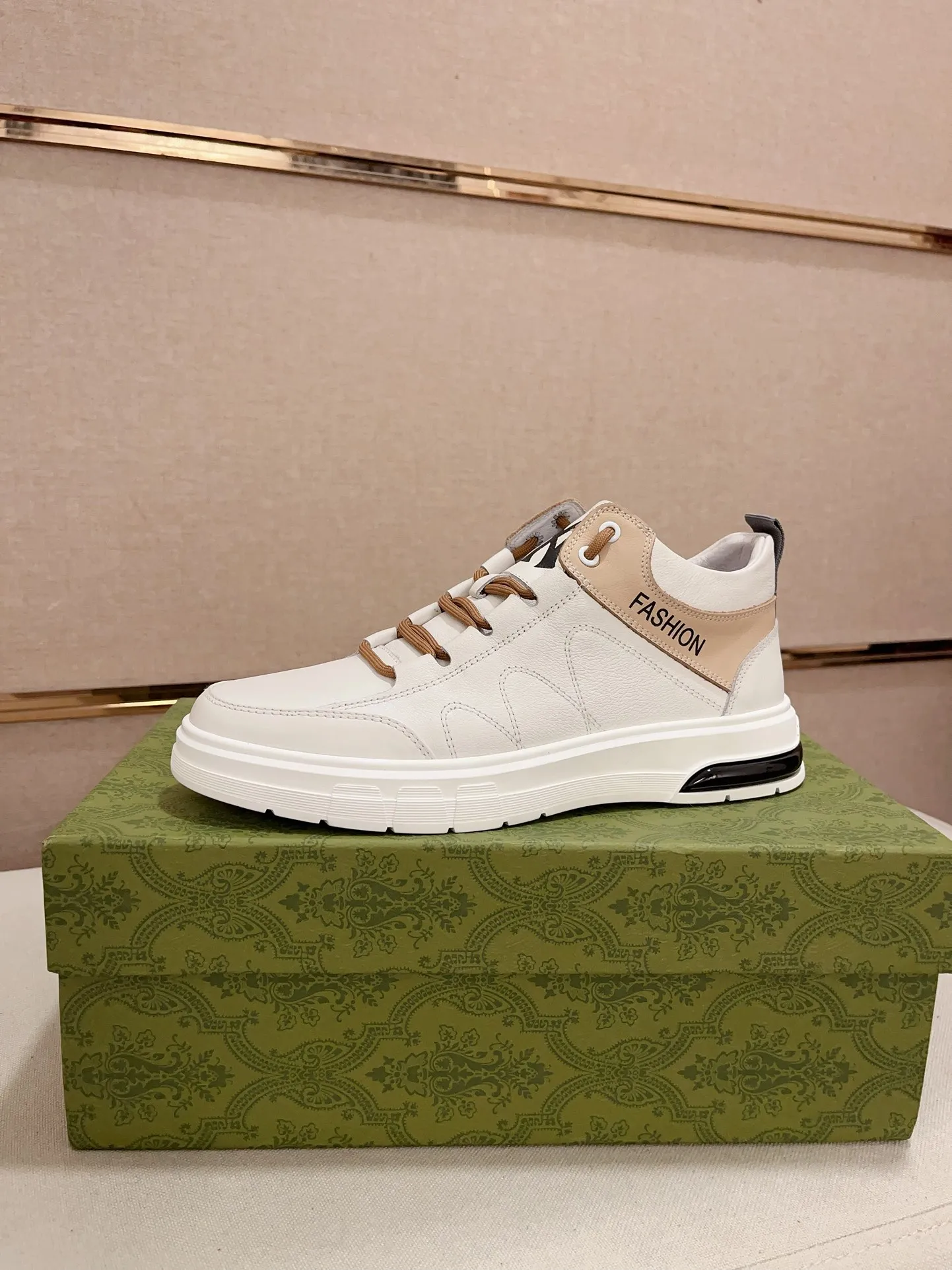 Men's shoes 💰 440 💰 High-quality new high-top GUCCI counters are on the market at the same time. The new men's shoes, 😘fabrics are selected imported cowhide, lining: sheepskin lining. 👍🏿 High-end ☄️ air-cushion molded anti-slip rubber outsole, exquisite lines, simple and elegant, comfortable and high-end for leisure travel. Code number: 38 to 44 (45 can be customized and cannot be returned or exchanged)
